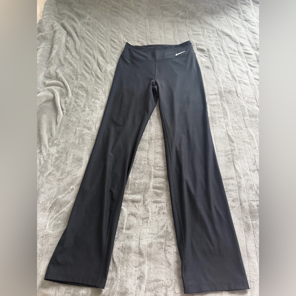Nike Black Yoga Pants Size M 31” Inseam Straight Leg Athletic Workout Leggings